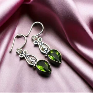 ต่างหูมรกต อัญมณีเงินแท้ 925 งานแฮนด์เมด เครื่องประดับประจำเดือนพฤษภาคม ของขวัญสำหรับผู้หญิง สง่างาม - Product Image 1