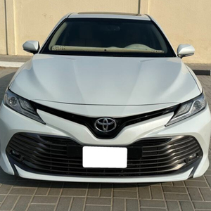 GCC Camry Hybrid LE Sedan 2020 AWD d'occasion avec sièges en cuir et régulateur de vitesse ACC - Product Image 1