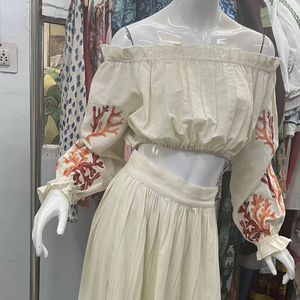 Ensemble haut et jupe courte décontracté pour femme, épaules dénudées, motif uni, tissu en mousseline de soie brodée, 100% coton, coupe régulière - Product Image 1