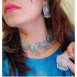 Collier en lotus oxydé pour les occasions de fête - Product Image 1