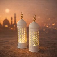 Lámpara Decorativa Islámica Blanca de Lujo con Luna Creciente, Brillo Cálido, Metal Calado, Decoración para Mesa de Hogar, Regalo para Ramadán y Eid