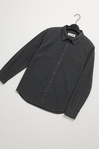 Camisa de algodón de alta calidad con logotipo personalizado, hecha de tela tejida de sarga de algodón peinado de peso medio, utilizando una técnica de teñido liso - Product Image 2