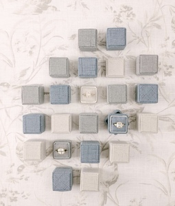 Boîte à bijoux de luxe en velours et tissu pour bagues de fiançailles et de mariage Boîte cadeau de rangement de bague élégante pour les mariées et les mariages - Product Image 2