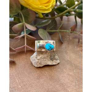 Anillo Navajo Hecho a Mano con Turquesa Kingman y Plata de Ley, Joyería Cultural Coleccionable, Talla 8.5 - Product Image 1