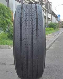 Respuesta de dirección confiable con neumático de patrón de dirección 295/75R22.5 que ofrece resistencia al desgaste y operaciones duraderas y estables en flotas de larga distancia. - Product Image 6