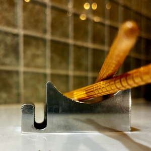 Repose-couverts en métal pour la table à manger, conçu pour garder les ustensiles propres et organisés pendant chaque repas - Product Image 1