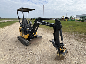 Nouvelle mini-excavatrice John Deere 26G 17 puissante, équipement sur chenilles pour travaux agricoles, aménagement paysager, creusement de fossés et travaux de construction. - Product Image 3