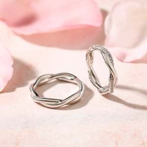 แหวนคู่เงินสเตอร์ลิง Jeulia Interweaving of Love ประดับเพชรทรงปรินเซสคัท ชุบทอง 18K และโรเดียม - Product Image 5