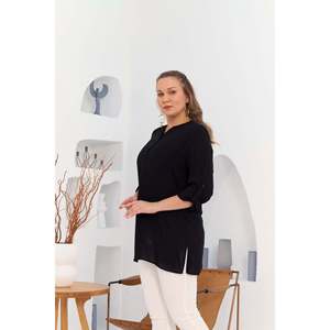 Tunique noire grande taille avec poches et détails aux manches, en voile de viscose et fente latérale - Product Image 2