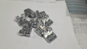 Piezas de acero personalizadas de alta precisión Servicios de mecanizado CNC con electroerosión por hilo y fresado de brochado y metal de acero inoxidable pulido - Product Image 2
