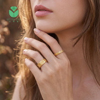 Anello Nuziale Personalizzato Better Star con Incisione Floreale, Oro Giallo Colorato, Certificato IGI, Set di Anelli per Coppia 14K 18K