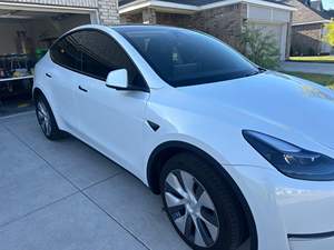 Tesla Model Y 2024 Limpio y Confiable, Largo Alcance, Tracción en las Cuatro Ruedas, Motor Dual, Autonomía de 310 Millas - Product Image 2
