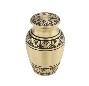 Urne souvenir en laiton gravé doré pour les processions funéraires Urne funéraire indienne faite à la main au design moderne - Product Image 2