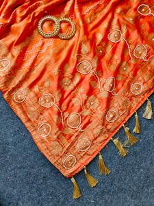 Sari de Seda Rusa de Diseño para Mujer con Pallu de Tejido Zari y Trabajo de Khatli Moti con Meenakari Bandhej en Sari Completo - Product Image 6