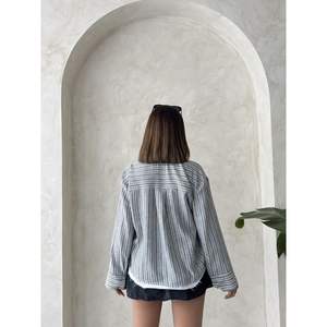 Blusa de Mujer con Detalles de Popelina a Rayas - Product Image 2