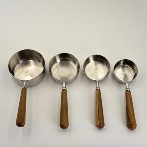 Nuevas Tazas Medidoras de Acero Inoxidable con Mango de Madera para Medir Polvo y Líquidos de R B Overseas a un Precio Razonable - Product Image 2