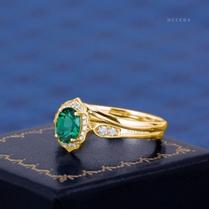 Bijoux de mariée émeraude, ensemble de 2 bagues en or jaune massif 14 carats-Bague en émeraude ovale de style fleur jumelée à une alliance de contour - Product Image 4