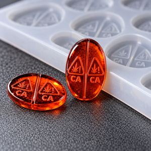 Moule à bonbons ovale fendu de qualité alimentaire Bold Maker, 2,75 mL, 132 cavités, plateau en silicone de 381 mm de long - Product Image 1