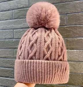 Gorros de Punto de Última Moda para Hombre y Mujer en Color Negro, Proveedor Mayorista, Cálidos para Invierno, Unisex, Color Sólido, 100% Acrílico, Ajustables - Product Image 3