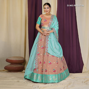 ชุดเลเฮนกาโชลีผ้าไหมเนื้อพรีเมียม พร้อมงานปักลายดอกไม้ประณีต ผ้าคลุมไหล่แบบพันต่างสี และลุคสง่างามสำหรับงานเทศกาล - Product Image 3