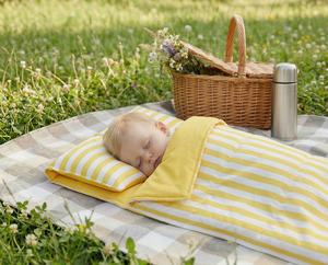 Tapis de couchage pliable et portable pour bébé - Conception facile à plier pour les voyages, les jeux et la sieste - Matière organique en duvet de canard résistante à l'eau - Toutes saisons - Product Image 3