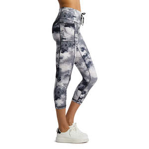 Leggings Capri pour femmes avec imprimé éclaboussures et poches latérales, tissu polyester/spandex de qualité supérieure, taille élastique, leggings de yoga - Product Image 4
