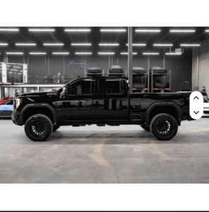 GMC Sierra 2500HD AT4 Crew Cab 4WD 2024 d'occasion, propre, avec sièges en cuir, intérieur foncé, boîte de vitesses manuelle - Product Image 4