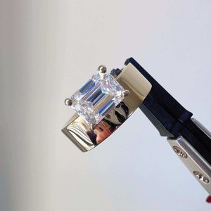 Anillo de compromiso solitario de oro amarillo con diamante CVD cultivado en laboratorio de 2.00 ct, corte esmeralda, banda gruesa, joyería de boda para mujer - Product Image 2
