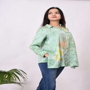 Chemise en satin de soie à fleurs faite à la main pour femmes Top surdimensionné de créateur avec coupe régulière, idéal pour les tenues d'automne décontractées et formelles - Product Image 2