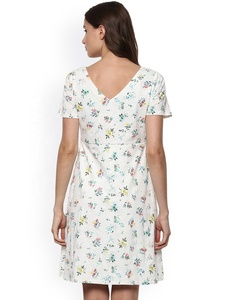Robe mini en mousseline à imprimé floral, col en V, manches courtes, coupe trapèze avec ceinture, pour femme, idéale pour l'été et les fêtes, avec superposition transparente - Product Image 5