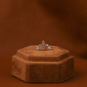 Bague Cinq Pierres Marquise, Diamant de Laboratoire Taille Radiant et Poire, Cadeau Unique Anniversaire/Anniversaire de Mariage en Or Massif 14 carats, Nouveau Design - Product Image 1