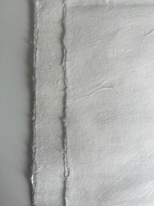 Papier de mûrier artisanal fait à la main, texture naturelle délicate avec bord irrégulier - Product Image 2