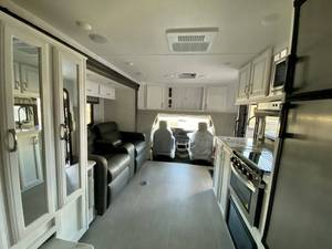 Used Gulfstream 5245B BT Cruiser Luxury Motorhome Euro 5 Emission 4-6 Person Capacity Acrylic Floor for <b>Camping</b> - Product Image 4
