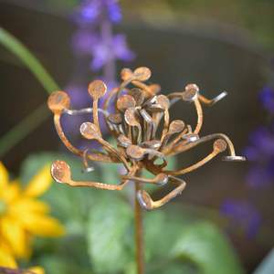 Piquets de jardin en aluminium faits à la main avec un motif floral créant de belles décorations extérieures pour une maison saisonnière vibrante - Product Image 5