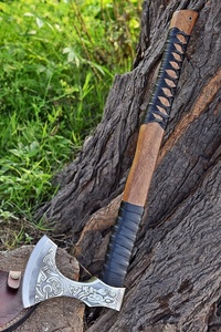 Hacha de pizza de acero de alto carbono hecha a mano nueva OEM personalizada al por mayor con mango de madera y funda de cuero fino para hombres - Product Image 5