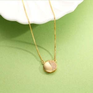 Collar Geométrico de Luna en Oro Rosa con Perla de Agua Dulce y Circonita - Product Image 6