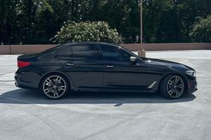 BMW M550i xDrive 2018 d'occasion haut de gamme, V8 biturbo, transmission intégrale, très bien équipée - Product Image 2