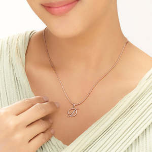 Collier avec pendentif lettre D en diamant - Product Image 2