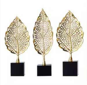 Escultura de ciervo dorado para decoraciones de mesa Soporte de media de ciervo para decoraciones navideñas - Product Image 5