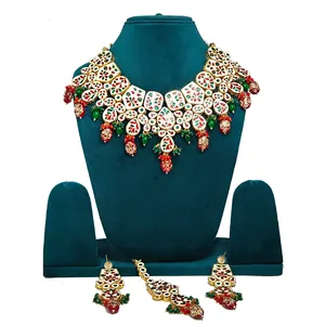 Ensemble de collier Kundan rouge à clous et ornements, plaqué or, pour les occasions de mariage - Product Image 4