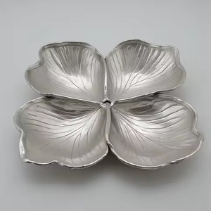 ชุดเสิร์ฟผลไม้อบแห้งอลูมิเนียมสุดหรู งานแฮนด์เมด พร้อมชามกลมเชื่อมต่อกันสามใบ ดีไซน์ตกแต่งสำหรับโต๊ะอาหาร ชุบทอง - Product Image 3