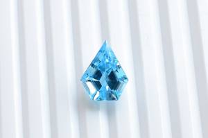 Topacio azul suizo Forma de diamante natural Piedra de corte escalonado facetado 15,5x12x8 MM Piedra preciosa suelta natural Piedra de topacio suelta Calidad superior - Product Image 2