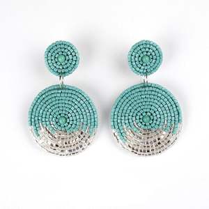 Pendientes vibrantes hechos a mano con cuentas y costuras - Product Image 4