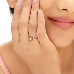 Anillo de Diamantes con Pétalos Dobles - Joyería Elegante para Mujer - Product Image 2