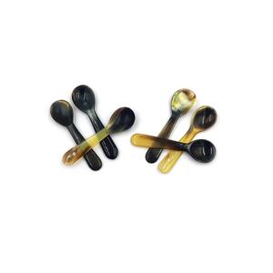 Cuchara de Cuerno de Búfalo Natural, Hecha a Mano y Pulida, Perfecta para Servir Especias, Condimentos o como Decoración de Mesa, Alta Calidad - Product Image 1