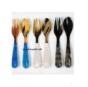 Ensemble de couverts à salade en résine faits à la main avec design 'Love' meilleure qualité haut de gamme ensemble cuillère fourchette à long manche nouveau design prix de gros - Product Image 3