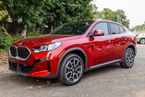 BMW X2 X-Drive28i Turbo AWD 2024 con Asientos de Cuero, Neumáticos R21, Volante a la Izquierda, Bajo Kilometraje, Precio en Existencia y Listo para Envío - Product Image 2