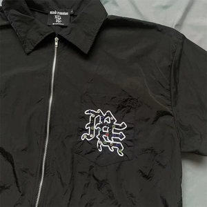 MIXED EMOTION เสื้อยืดแขนสั้นปักลายเพชรพร้อมซิปสีดำ - Product Image 6