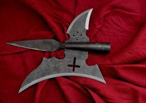 Hacha Medieval del Siglo XVIII Forjada a Mano con una Hoja en un Lado y un Punta Curva en el Otro - Product Image 6