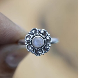 Bague élégante en pierre de lune arc-en-ciel en argent sterling 925 avec pierres précieuses naturelles Bijoux en pierre de lune blanche faits à la main pour femmes avec motif floral - Product Image 1